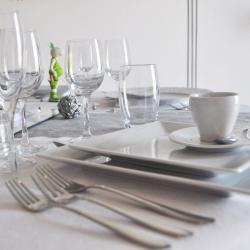 A Table Au Milieu Du Verger