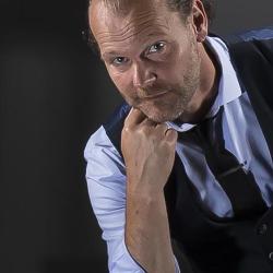 Anthony James, magicien professionnel et mentaliste à Lyon, portrait officiel pour sa biographie d'artiste illusionniste.