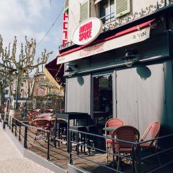 Au Coin De La Place