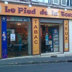Au Pied De La Tour