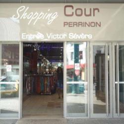 Centre Commercial Cour Perrinon
