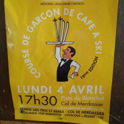 Course Des Garçons De Café à Skis