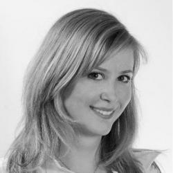 Dr Eszter Korosi