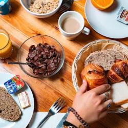 Georges Hostel & Café