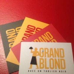 Grand Blond Avec Un Tablier Tablier Noir