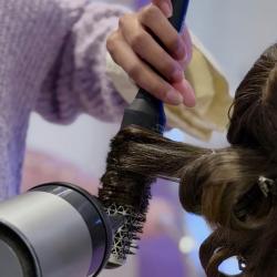 Brushing et soin capillaire chez GRENADINE, salon de coiffure à Lyon 6