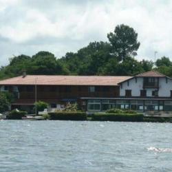 Les Rives Du Lac De Léon
