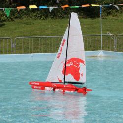 une piscine est installée au club de modélisme pour pouvoir naviguer