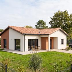 Maison de plain-pied aux tuiles, enduit clair et bardage, grand jardin