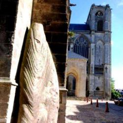 Le Menhir De La Cathedrale Du Mans
