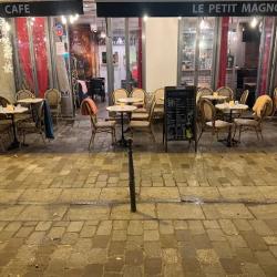 Le Petit Magnolia Café