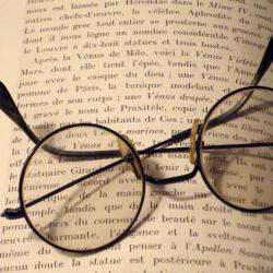 Ecrivain Public : Le Scribe à Lunettes