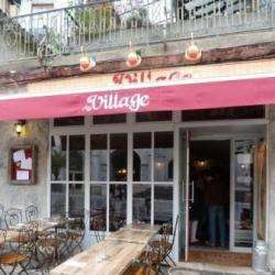 Au Village