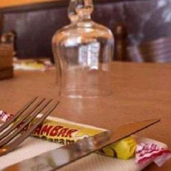 Les Pieds Sous La Table