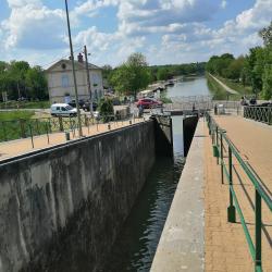 Pont Canal Et écluse Du Guétin