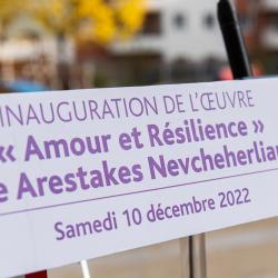 Statue Amour Et Résilience
