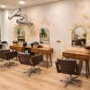 Intérieur du salon 17ème HAIR – Espace coiffage chaleureux et lumineux, au 28 rue des Acacias, Paris 17e, à proximité des Ternes et de l'Arc de Triomphe.