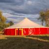 La compagnie dispose d'un chapiteau accessible en location pour vos événements, festivals, mariages et fêtes privées.