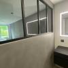 Verrière entre la chambre et la salle de bains