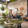 Découvrez le cadre unique d'Alt'Hair Deco au Bourget-du-Lac : un concept store chaleureux mêlant mobilier de salon, décoration d'intérieur, luminaires et espace coiffeur barbier pour hommes.