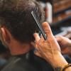 Artisan coiffeur barbier et styliste visagiste chez Alt'Hair Deco au Bourget-du-Lac : coupes de cheveux hommes, tailles de barbe sur-mesure et maîtrise des techniques traditionnelles comme la coupe au rasoir.