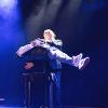 Spectacle de magie pour entreprise par la compagnie le Théâtre des Illusions à Lyon, mettant en scène une grande illusion de lévitation sur scène.