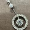 Pendentif rond serti de diamants — photographie AVBA