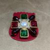 Broche Chanel multicolore — photographie AVBA