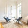 Pièce de vie avec moulures

Mise en valeur du charme de l’ancien avec mobilier contemporain, moulures conservées et ambiance élégante.