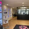 Accueil client, avec son show room pour présentation des biens.