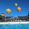 Montgolfières au-dessus de la piscine du Camping Dordogne les Cinq Châteaux