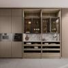 Conception Cuisine beige sable , façades effet verre avec modèle IDEA de Leicht Cannes