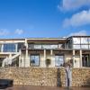 Villa contemporaine située sur les hauteurs de Cannes, dans un environnement résidentiel calme et sécurisé, bénéficiant d’une vue mer dégagée et d’un accès rapide aux principaux axes.
Entièrement rénovée en 2013, la propriété arbore les 500 m² habitables répartis sur deux niveaux, édifiée sur un terrain de 2 004 m². Accès par deux portails sécurisés.
6 000 000€