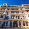Appartement entièrement rénové avec vue exceptionnelle
Découvrez une occasion exceptionnelle de posséder deux appartements luxueux dans la prestigieuse résidence du Grand Hotel sur la Côte d'Azur. Le premier appartement, situé au troisième étage, s'étend sur 164 m² et offre une vue panoramique sur la mer.
La résidence du Grand Hotel, autrefois retraite de la royauté européenne, propose des commodités exclusives incluant une piscine d'eau de mer de 33 mètres, trois courts de tennis, trois hectares de pinèdes, une plage privée et un restaurant. Les résidents bénéficient d'un accès direct à la mer et de gardiens permanents sur place. Situé à seulement 10 minutes de Monaco, ce bien offre luxe, histoire et un mode de vie prestigieux.
3 700 000€