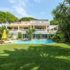 Splendide villa à quelques pas de la plage à St tropez
Idéalement située à quelques pas de la plage, cette propriété remarquable se trouve au sein d’un domaine privé exclusif, entièrement sécurisé et surveillé 24h/24.

Offrant environ 600 m² d’espaces de vie raffinés répartis sur deux niveaux, la villa propose un vaste séjour lumineux ouvrant sur une immense terrasse exposée plein sud, s’étendant sur toute la façade.
21 000 000€