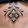 Estelle vous propose du neotrad nour et or pour sublimer de lo'nemental ou du figuratif, venez parlez de votre projet  tattoo avec elle à Nantes