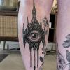 Heimy vous propose du tatouage black work /graphique.
Il aime particulièrement tatouer des projets architecturaux comme cette cathédrale. Venez le rencontrer, il travaille à Nantes chez Corpus Memori