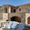 Rénovation d'un mas en pierre dans les Cévennes, mettant en valeur l'architecture traditionnelle et les matériaux d'origine.