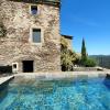 Rénovation d'un mas dans les Cévennes avec création d'une piscine en pierre naturelle, dans le respect de l'architecture et du paysage existants.