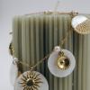 Collier création Danie Hoo – dessiné et fabriqué sur la Côte d’Opale. Un bijou unique aux pampilles nacrées et détails dorés, qui capte la lumière et sublime toutes vos tenues.