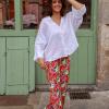 Pantalon fleuri coloré & chemise blanche – Danie Hoo
Un look frais et élégant avec ce pantalon imprimé fleuri associé à une chemise blanche oversize. À retrouver dans notre boutique Danie Hoo Le Touquet Paris-Plage.