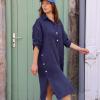 Robe chemise bleu marine en lin – Danie Hoo
Élégante et décontractée, cette robe chemise bleu marine est idéale pour l’été. À retrouver dans notre boutique Danie Hoo Le Touquet Paris-Plage.