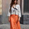 Jupe plissée longue orange – Danie Hoo
Féminine et lumineuse, cette jupe plissée orange apporte du mouvement et de la couleur à vos tenues estivales. Disponible dans notre boutique Danie Hoo Le Touquet Paris-Plage.