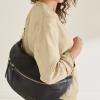 Découvrez notre sac banane en cuir véritable, dessiné sur la Côte d’Opale et fabriqué en Italie en petite série. Élégant et pratique, il se porte à l’épaule ou en bandoulière pour un style moderne et confortable au quotidien. Chaque pièce reflète le savoir-faire artisanal et l’esprit unique de notre marque. D’autres modèles et coloris sont disponibles directement en boutique. 📍 Retrouvez-les chez Danie Hoo Lille prêt-à-porter, 10 place des Patiniers, Lille.