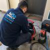 technicien préparant ses outils