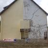 Voici l'exemple d'un ravalement de façade, 

1 nettoyage basse pression
2 décapage haute pression
3 réouverture des fissures
4 réparation des fissures
5 application d'un fixateur
6 application de 2 couches de peinture
