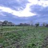 Nombreux grand paddocks clos en lices pour les sorties quotidiennes en toute sécurité.