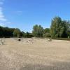 Très grande carrière 80 x 40m en sable de Fontainebleau, avec parc obstacle type concours, entretien et arrosage automatique.