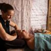 Relaxation cranio faciale pendant un rituel visage KoBiDo ou une séance de massage.