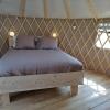 Lit confortable pour une nuité dans une Yourte à la ferme, Azay le Ferron (36)